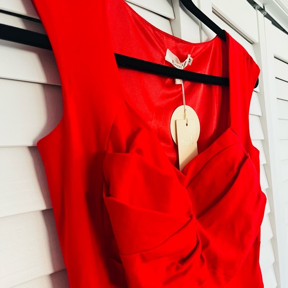 Red 𝓥𝓪𝓵𝓮𝓷𝓽𝓲𝓷𝓮'𝓼 Dress ♥️ - Picture 2 of 6